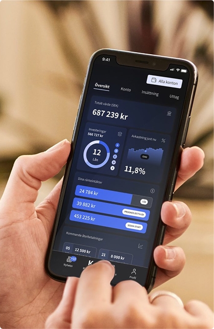 En person håller i en mobiltelefon där Kameos app används.