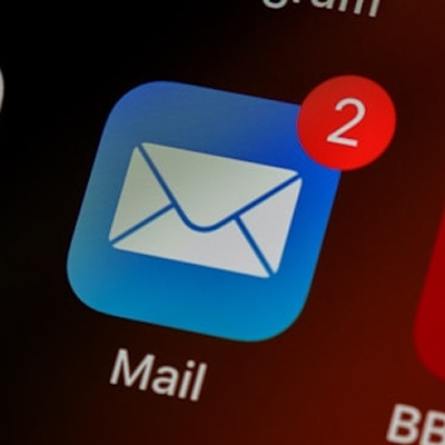 Närbild på mail-ikonen i iPhones.