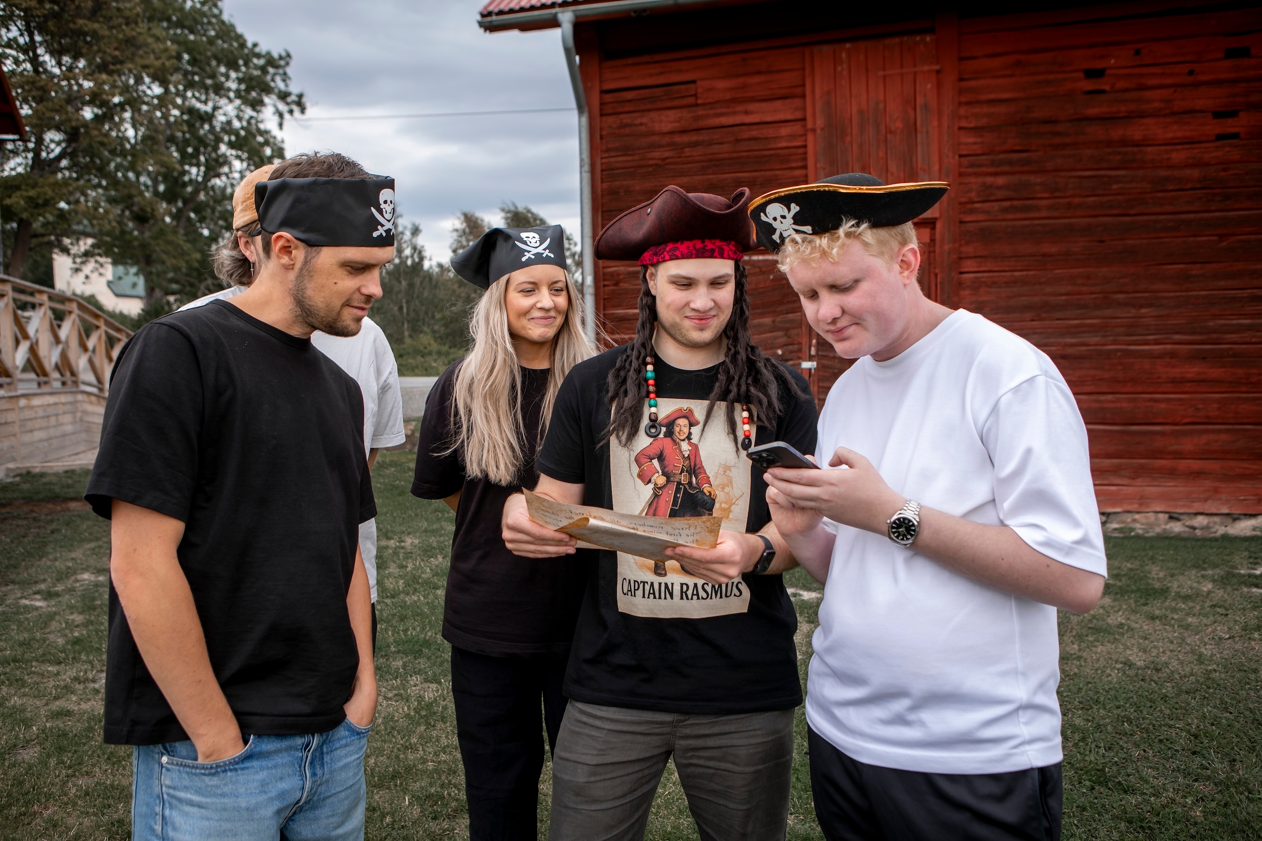 Fem kollegor från qte utklädda till pirater under en konferens.
