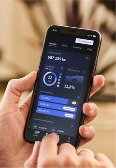 En hand håller i en mobiltelefon där Kameos app används.